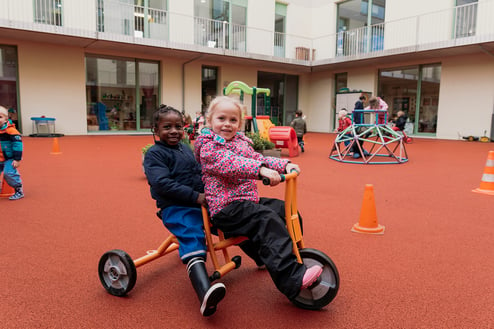 Élèves jouant ensemble à l'école Haut-Lac